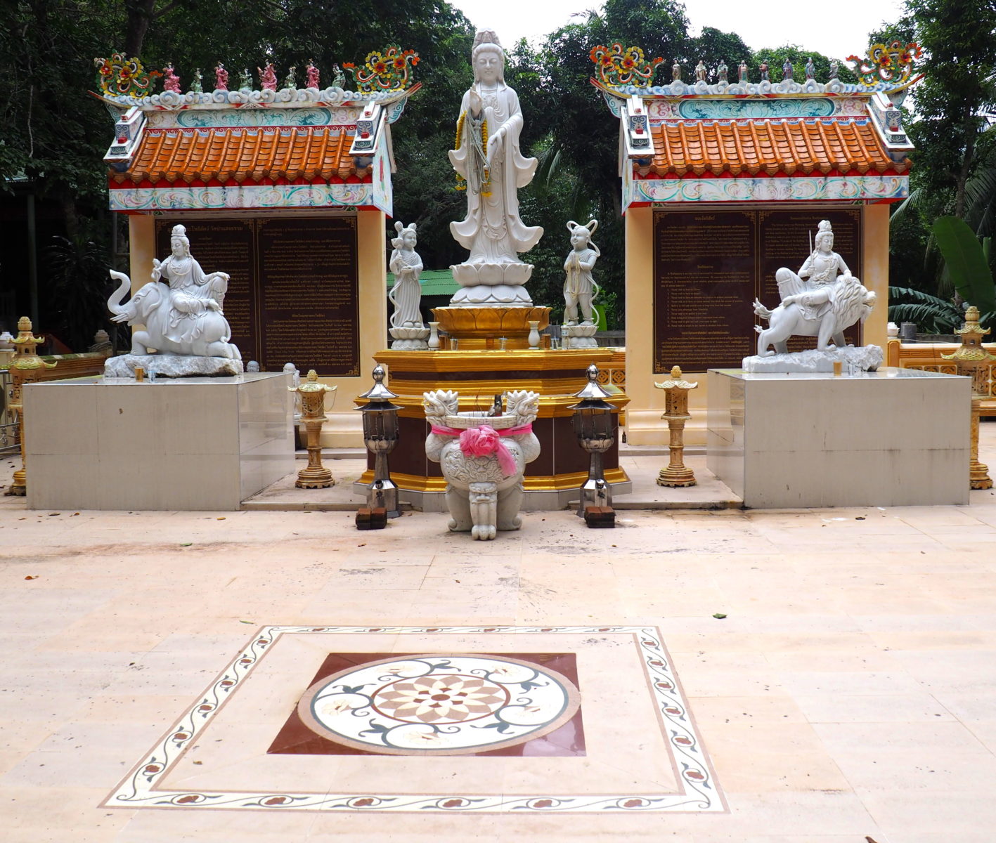Areál buddhistického chrámu, Koh Phangan, Thajsko, 2017