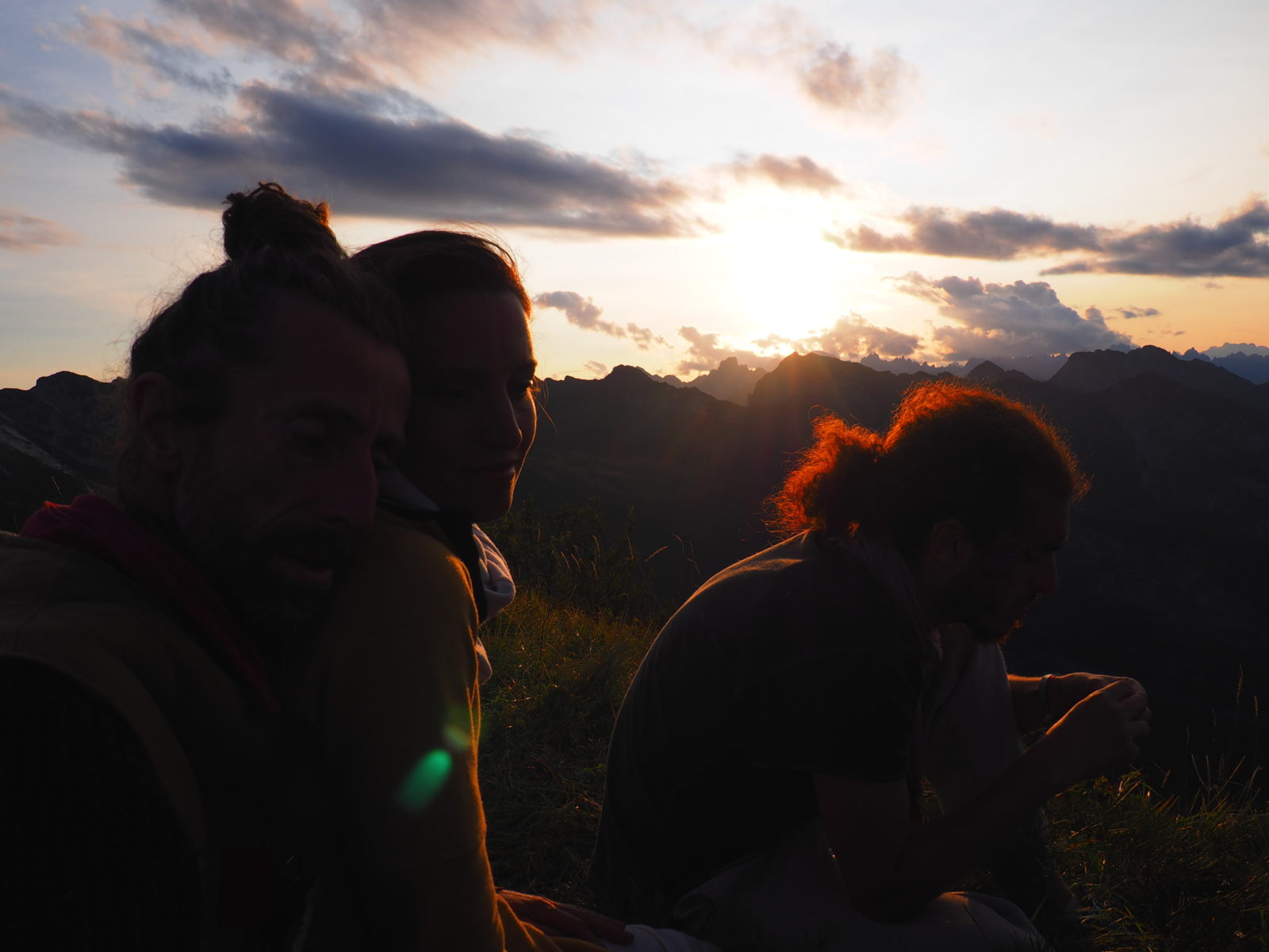 Epický moment s přáteli na vrcholku Friulianských Dolomitů, 2017, Itálie
