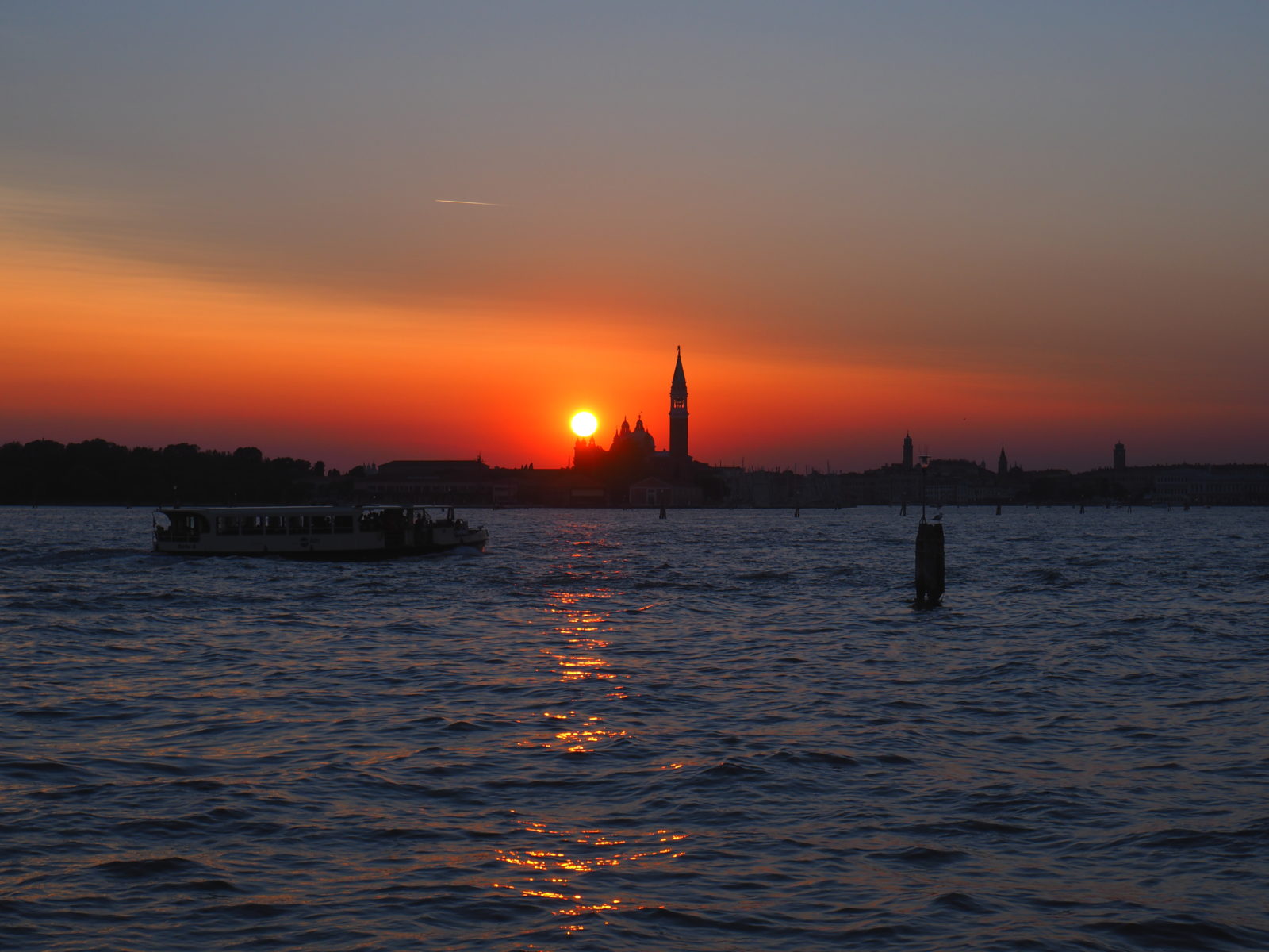 Magický večer při západu slunce v Benátkách, Itálie, 2017