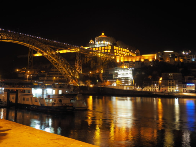 Noční riviéra v Portu, Portugalsko 2017