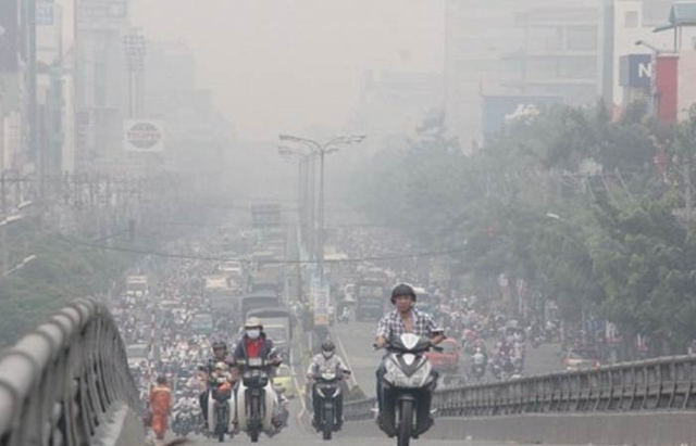 Smog při dopravní špičce v Hanoji